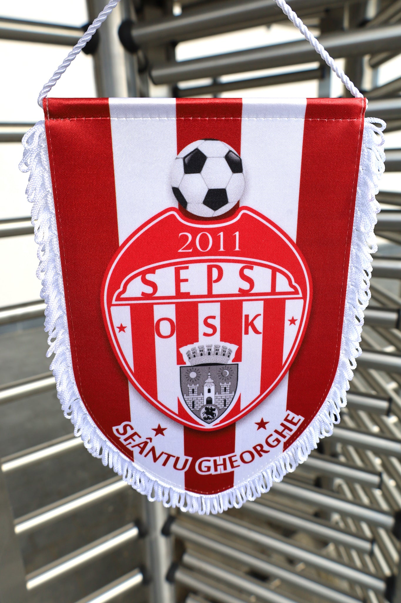 PENNANT REINFORCED WITH CORD