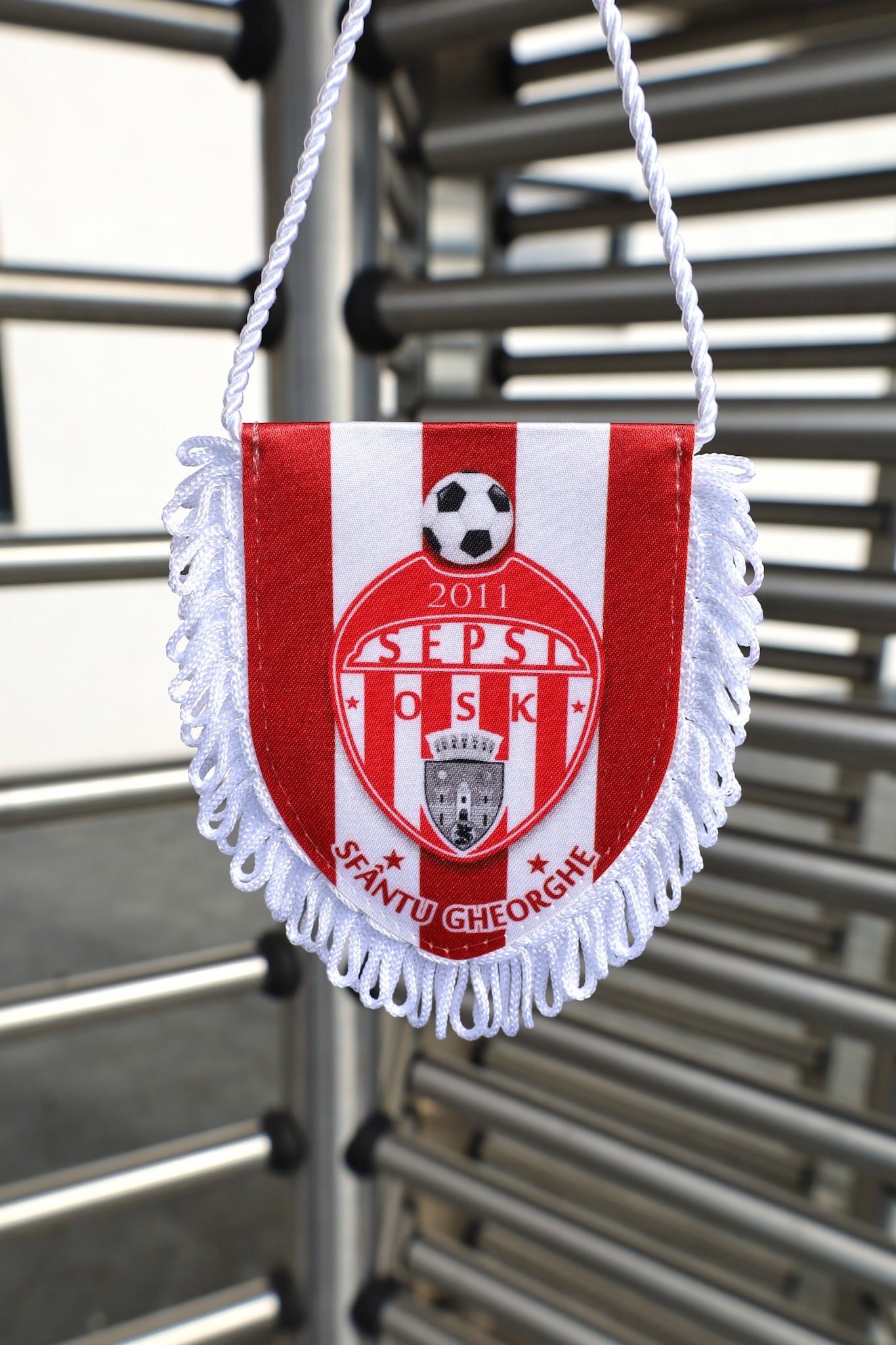 PENNANT REINFORCED WITH CORD