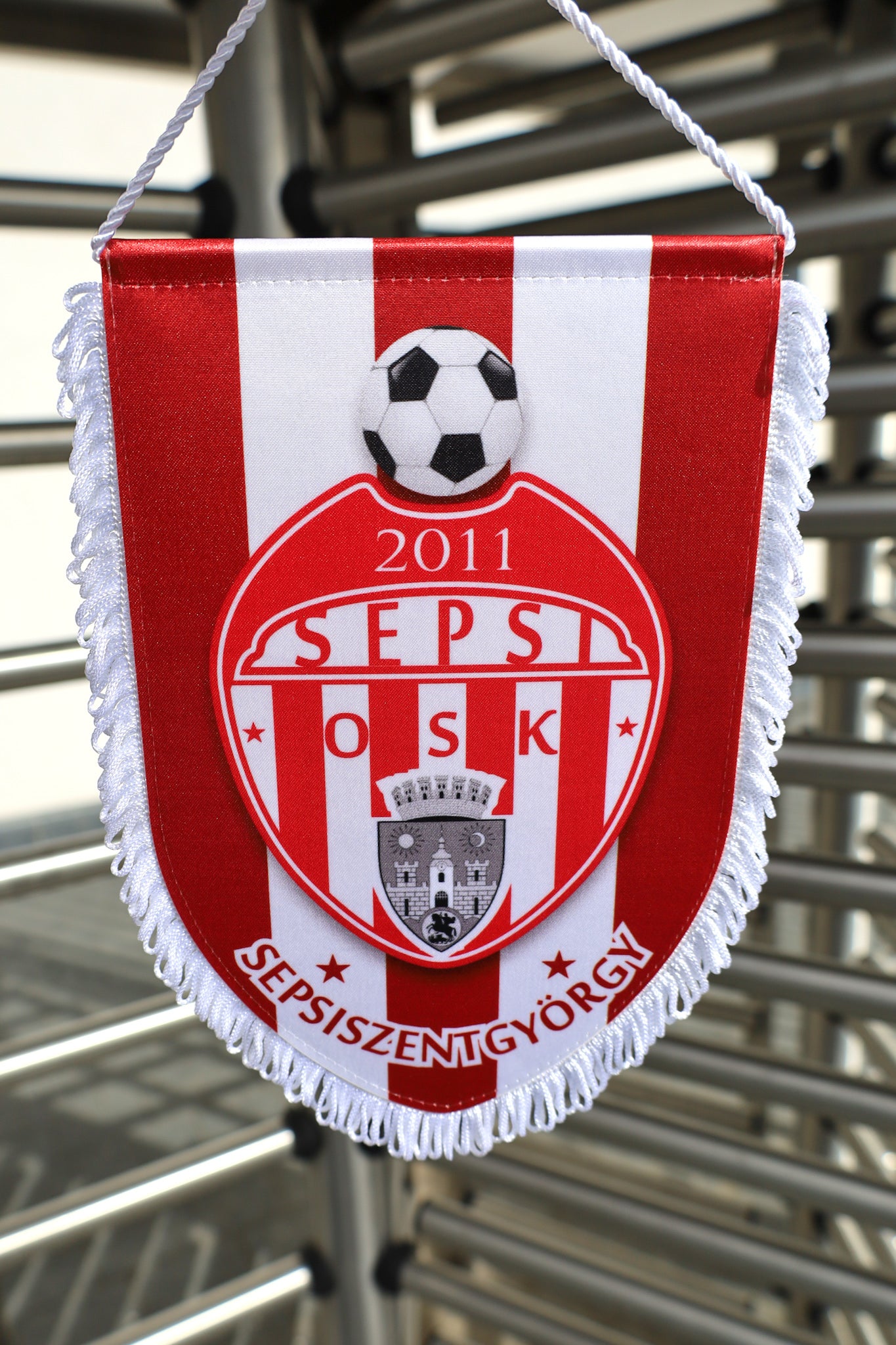 PENNANT REINFORCED WITH CORD